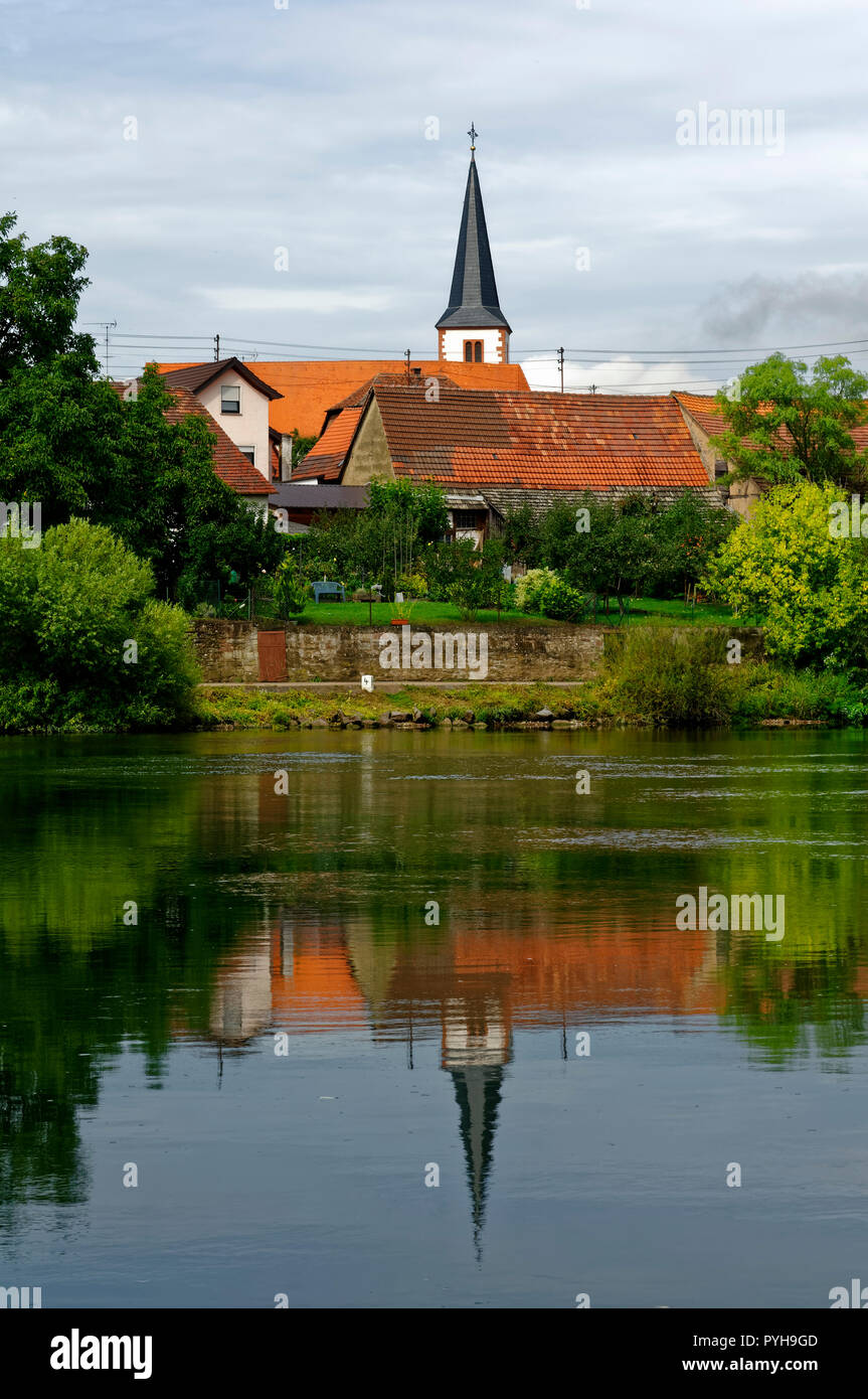 Trennfeld (partie de Triefenstein) : vue sur la rivière Main et l'église St Georg, District de Main-Spessart, Basse-Franconie, Bavière, Allemagne Banque D'Images