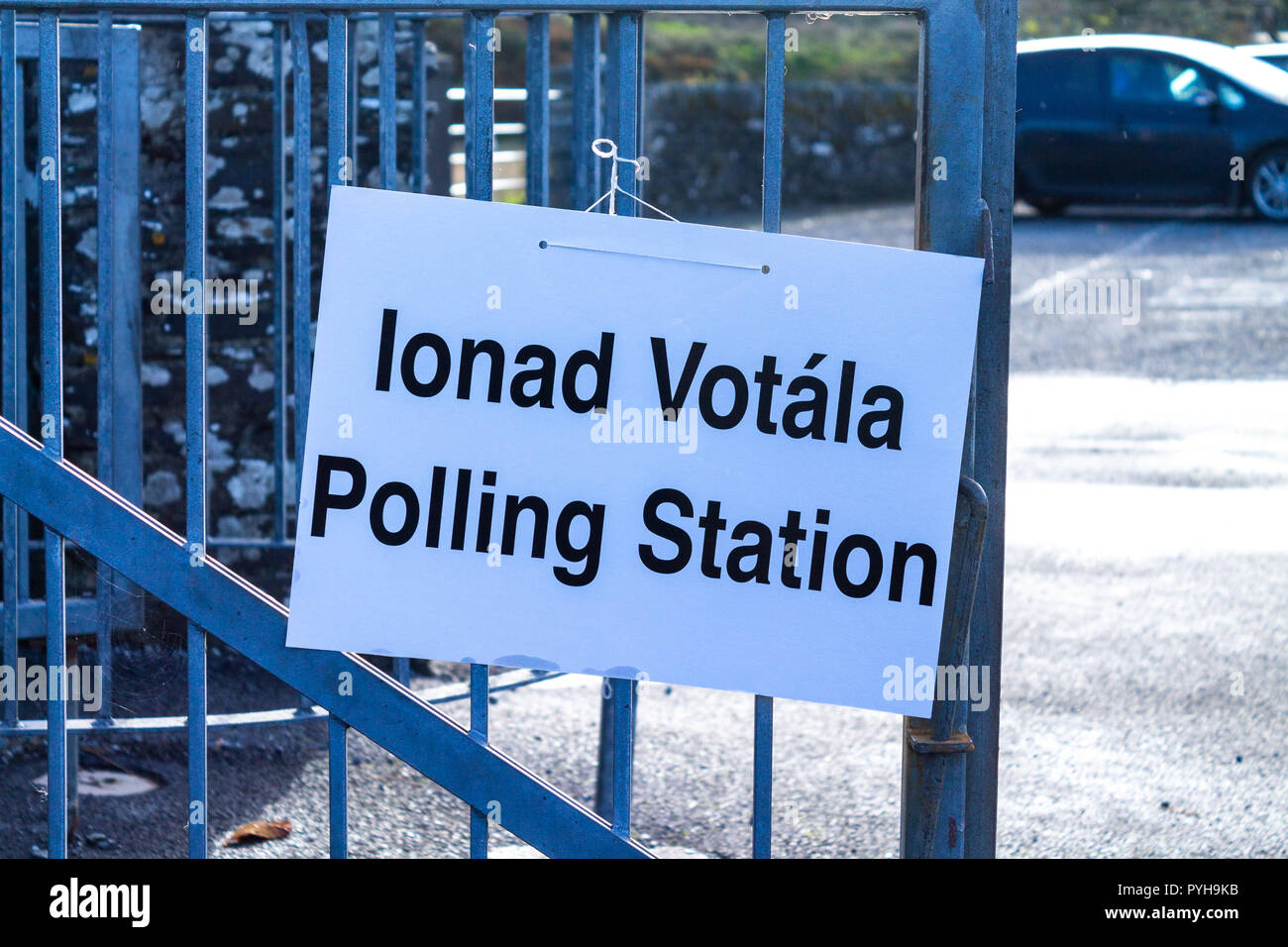 Inscrivez-vous à l'extérieur d'un bureau de vote lors d'une élection en Irlande Banque D'Images