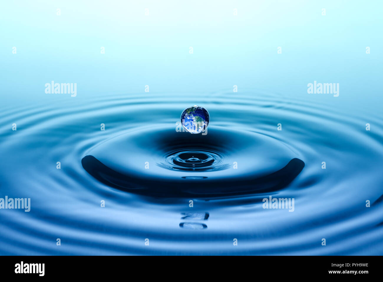 Goutte De Pluie A L Image De La Terre Qui Tombe Sur La Surface De L Eau Lisse Photo Stock Alamy Goutte De Pluie A L Image De La Terre Qui Tombe Sur La Surface De L Eau Lisse Photo Stock Alamy