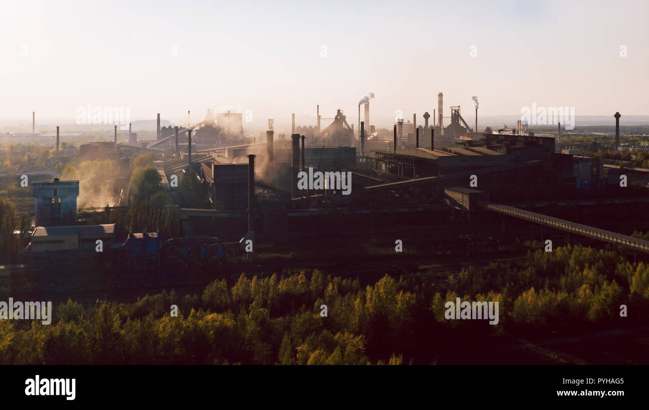 Paysage industriel avec forte pollution produite par une grande usine Banque D'Images