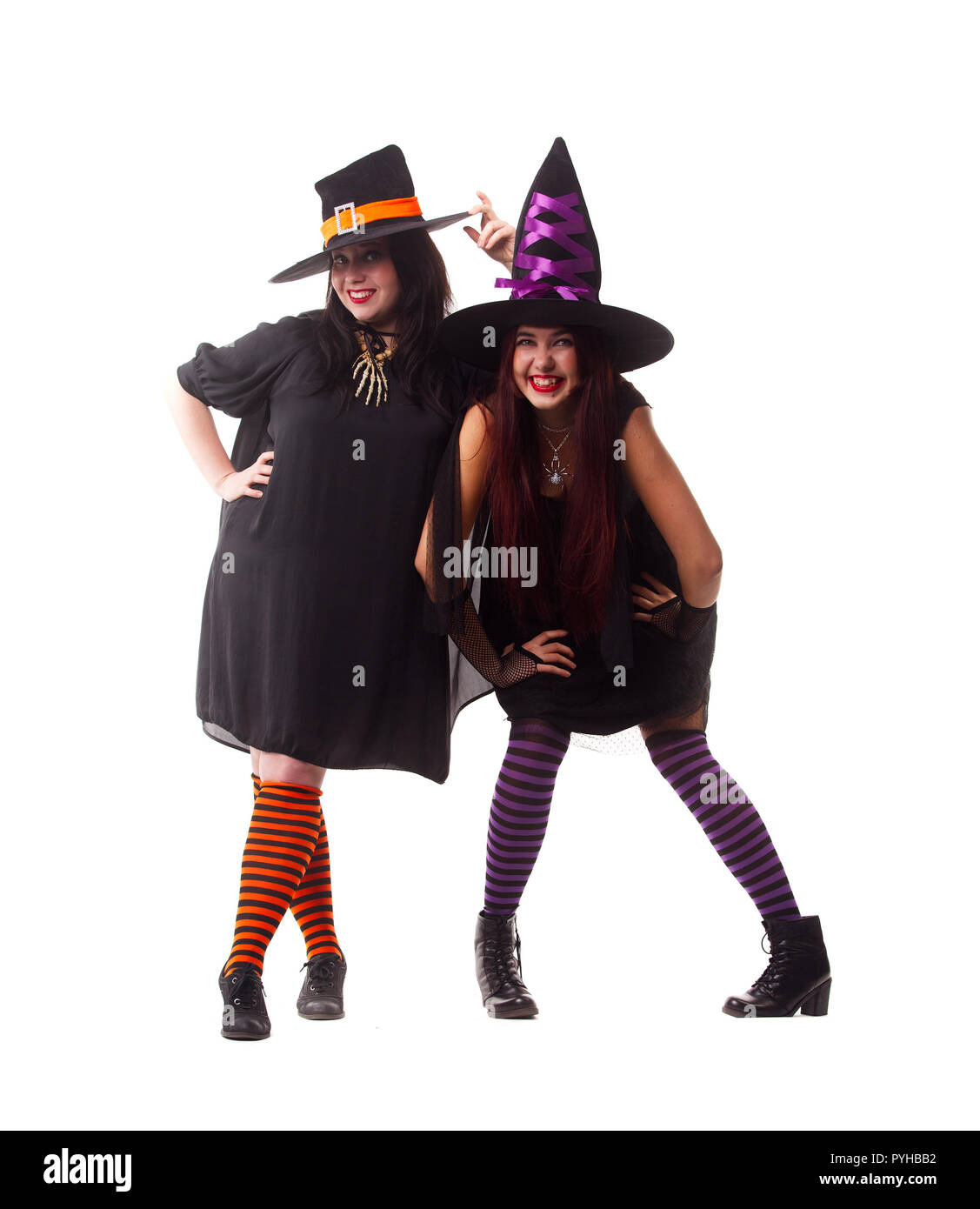 Portrait en pied de deux sorcières joyeux porter un chapeau et des chaussettes à rayures Banque D'Images