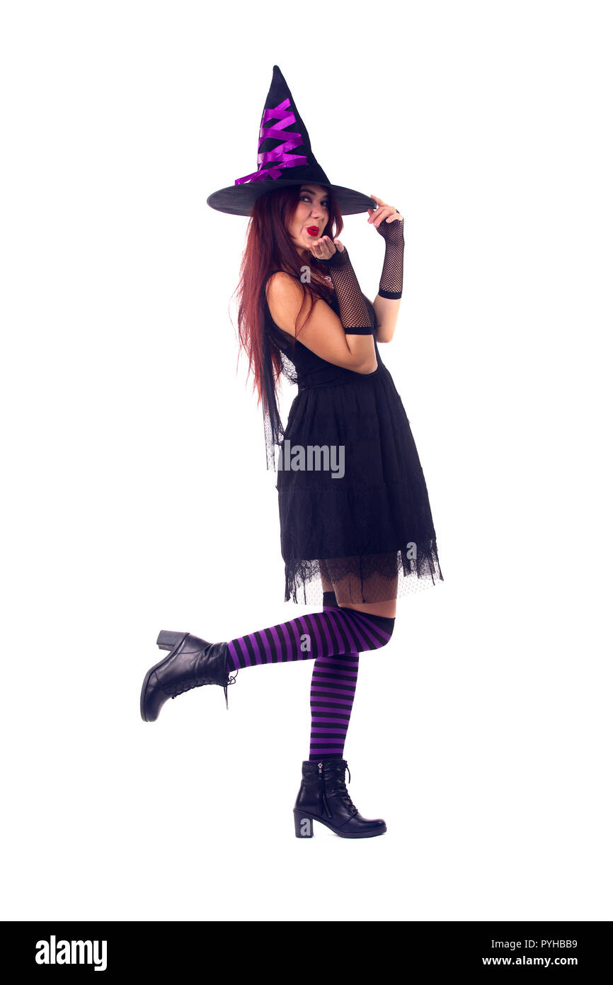 Photo de sorcière brune en robe noire et chapeau Banque D'Images