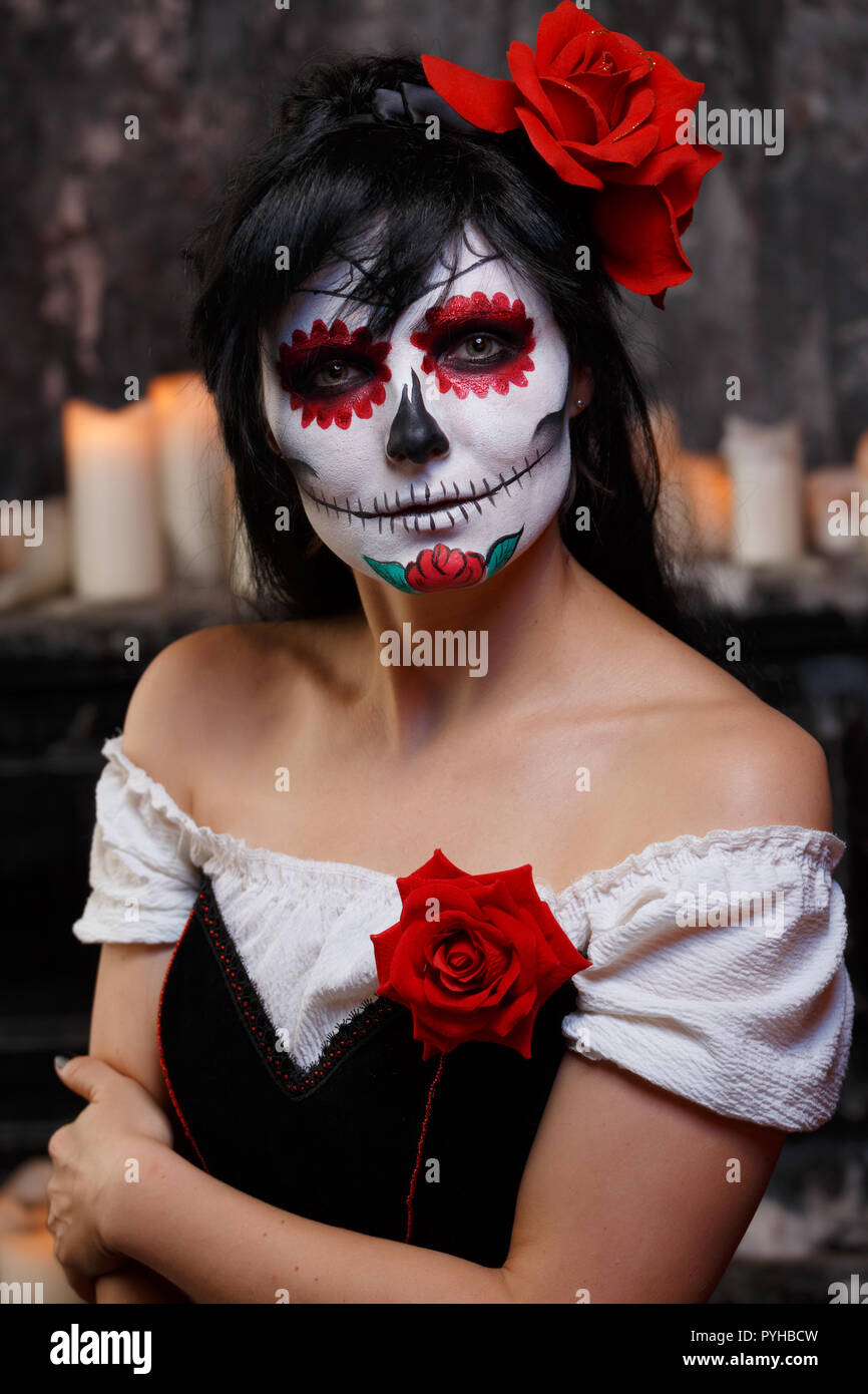 Portrait de femme zombie avec grim bodypainting sur le visage Banque D'Images