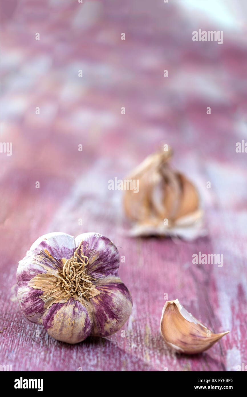 Nouvelle récolte français Big Pink et l'ail violet de tresse sur la France, l'arrière-plan en bois rose Banque D'Images