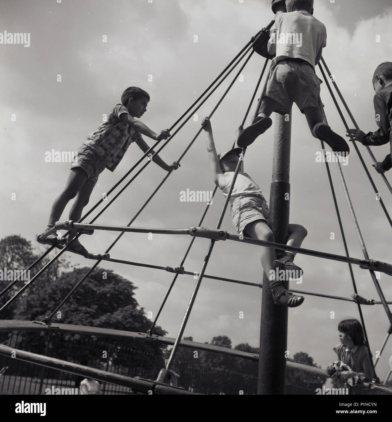 Années 1960 Historiques Les Enfants Jouer Dehors Dans Un Terrain Sur