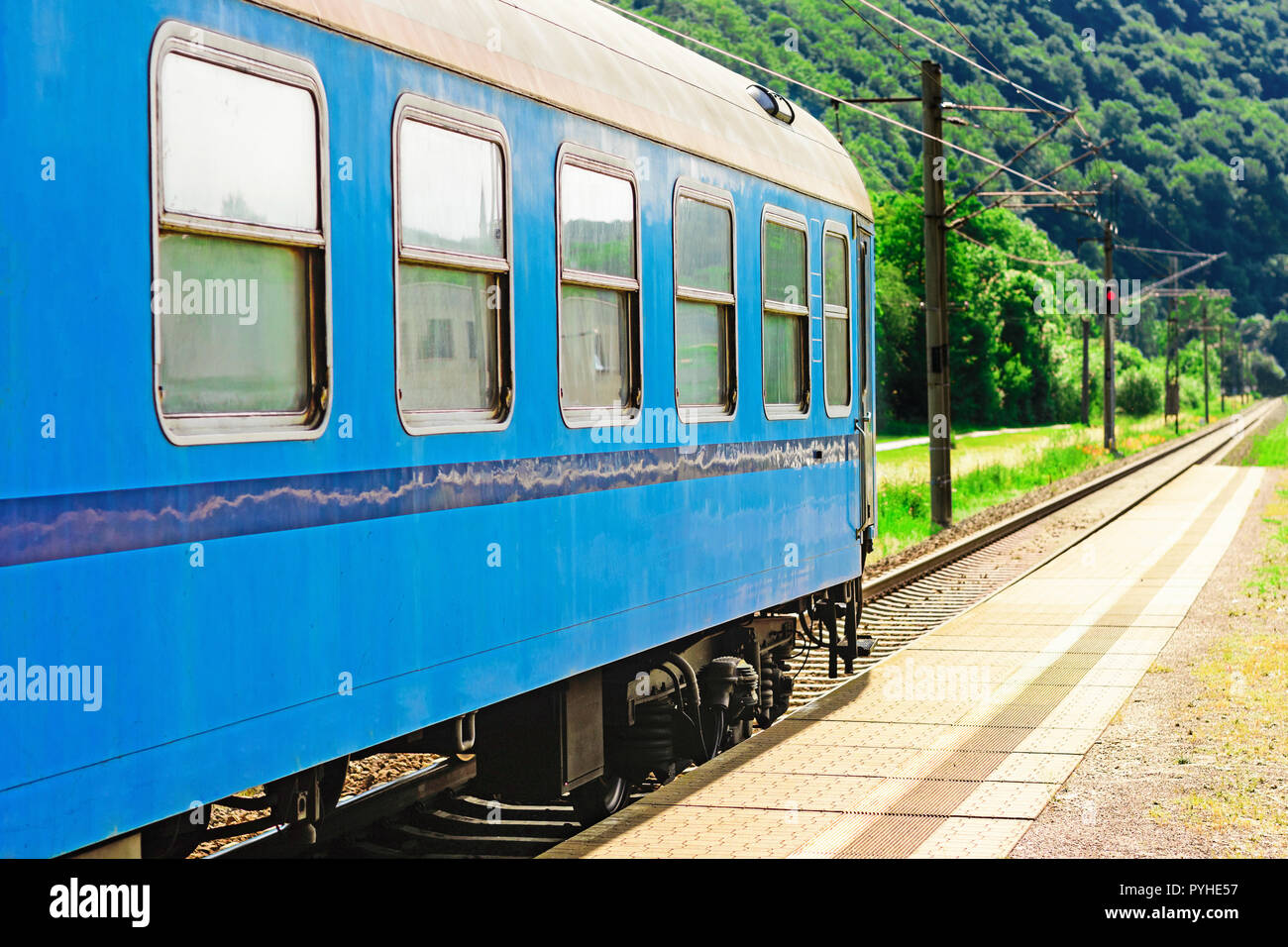 Wagon Bleu attend à la plate-forme pour passagers. Le transport ferroviaire en République tchèque. Plates-formes vides à la station régionale. Une journée ensoleillée sur th Banque D'Images