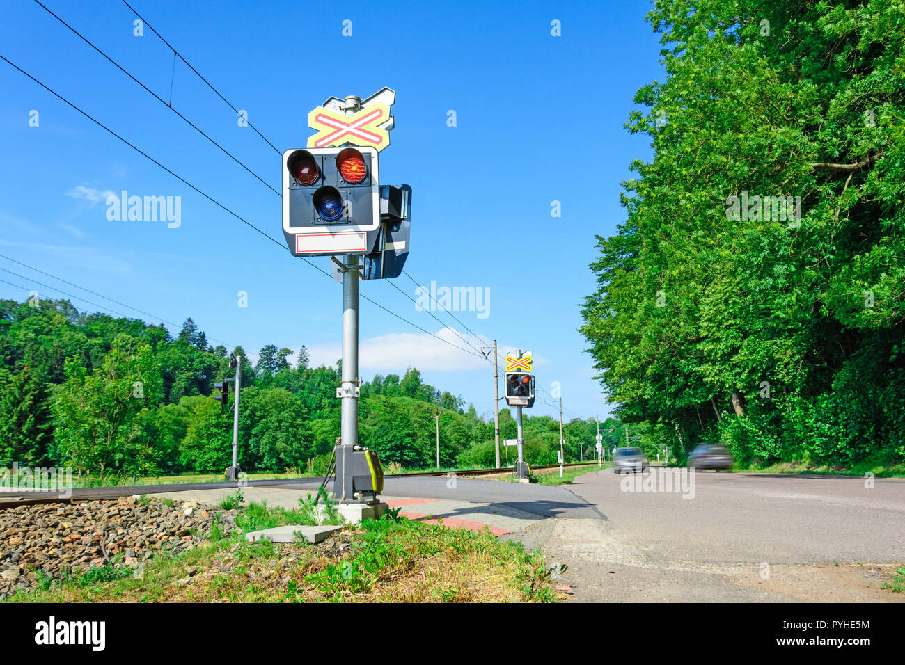 Les sémaphores en face de la passage à niveau. Signalisation d'avertissement sur le chemin de fer dans la République tchèque. Voiture arrivant au croisement Banque D'Images