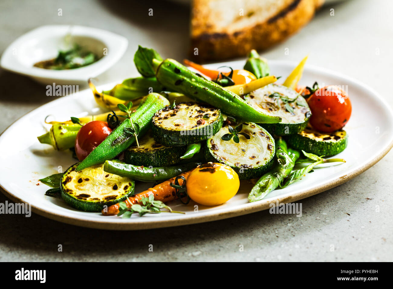 Courgettes Carbonise Okra Et Bebe Carotte Tomate Cerise Au Thym Et Vinaigre Balsamique Photo Stock Alamy