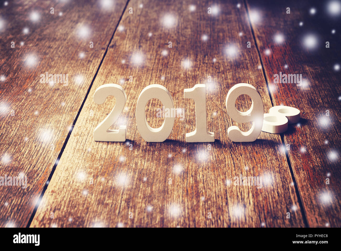 Les numéros en bois 2019 pour la nouvelle année 2019 sur fond de bois rustique. Banque D'Images