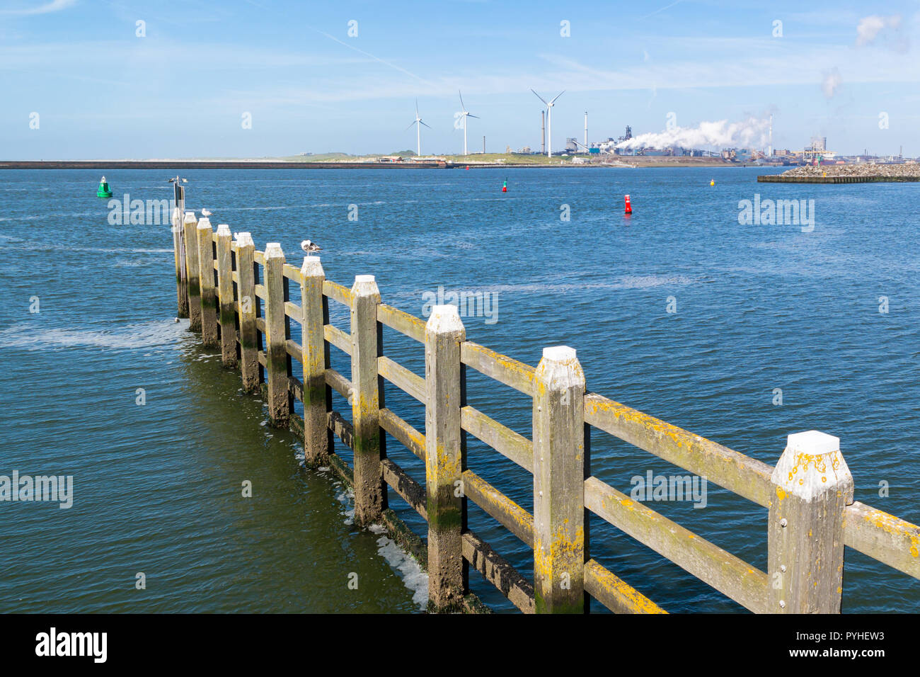 Canal de la mer du Nord et de l'acier usine au port maritime IJmuiden près d'Amsterdam, Pays-Bas Banque D'Images