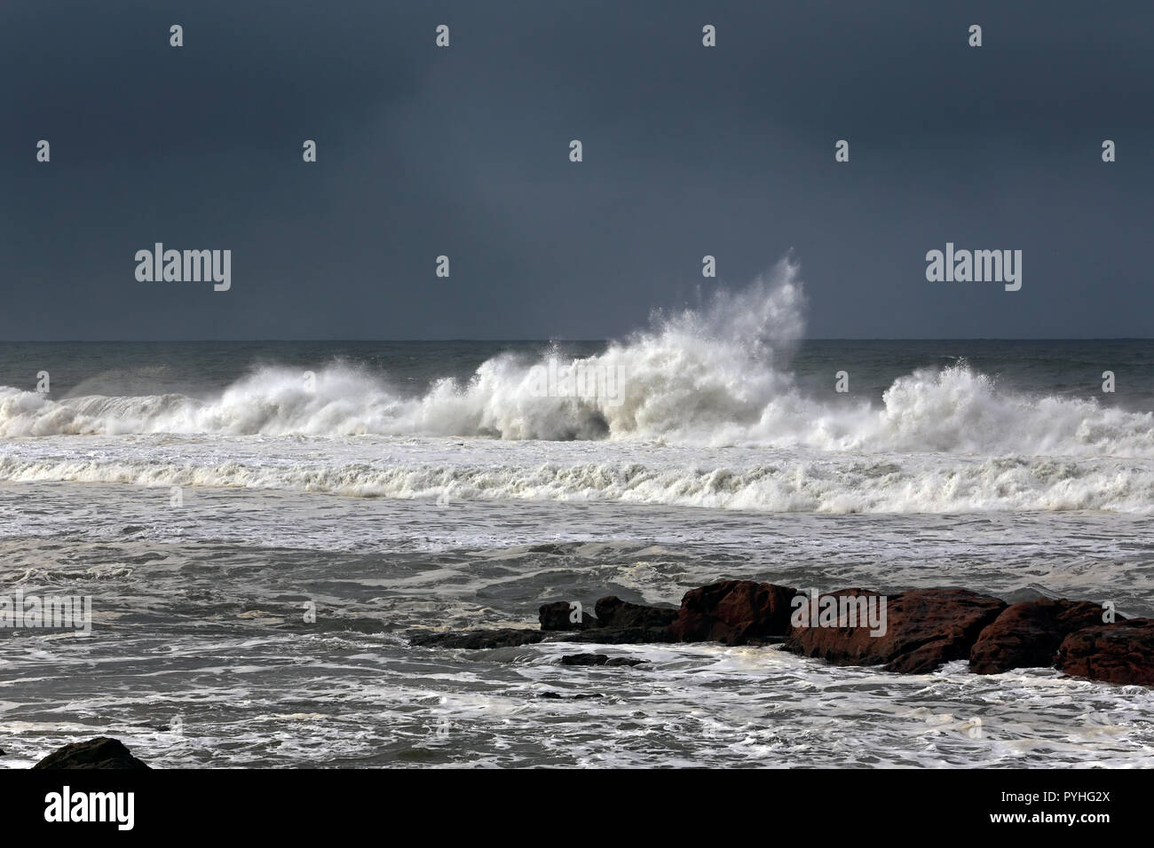 Tempête de pluie et de l'approche coûts portugais du nord Banque D'Images