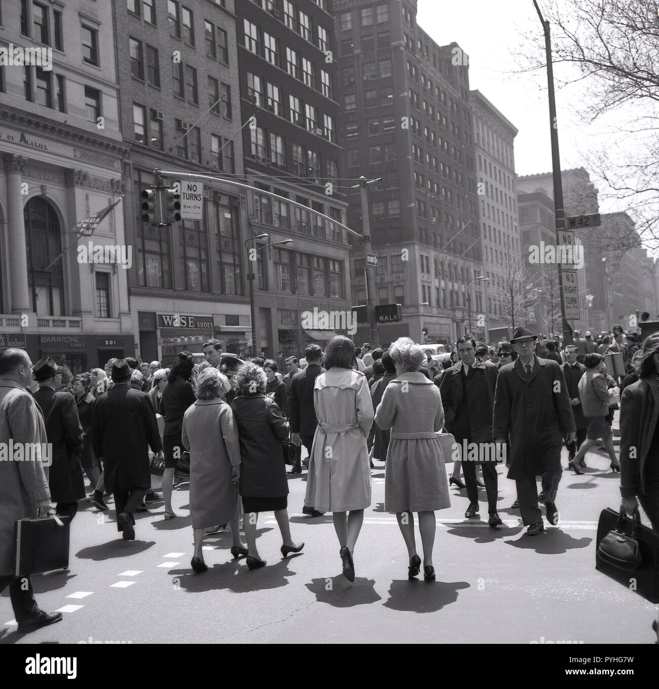 1960, historiques, les New-yorkais de marcher à travers l'intersection de West 42nd Street à Manhattan, Midtown, New York, New York City, USA. Banque D'Images