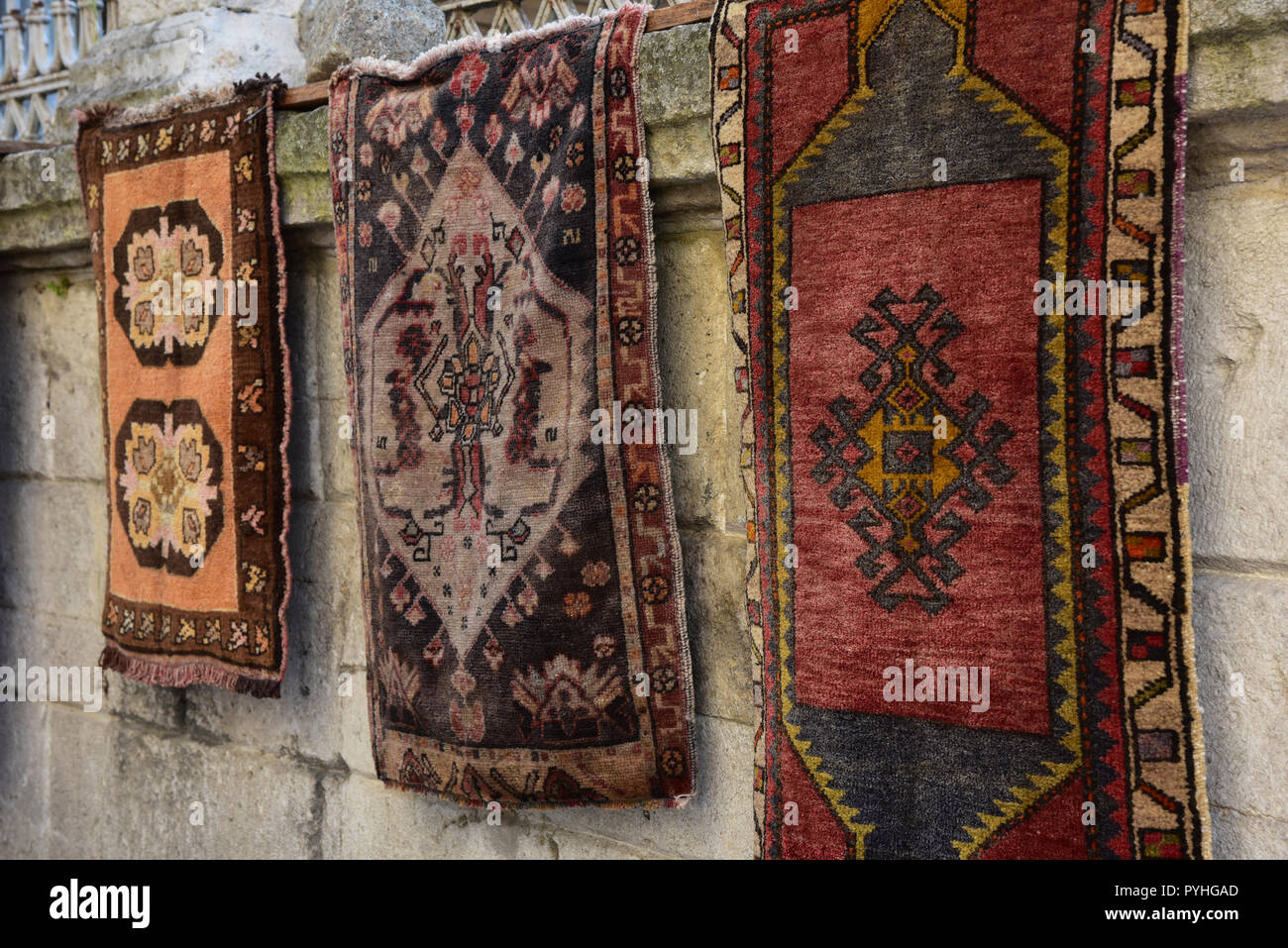 Les tapis et kilims turcs accroché sur un mur pour les touristes d'admirer, Istanbul, Turquie, l'Europe. Banque D'Images