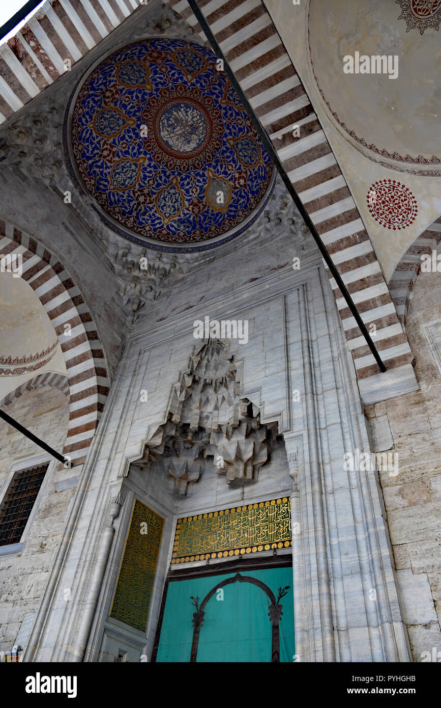 Entrée de Sultan Ahmet Camii (Mosquée Bleue). Mur décoré de niches, de la calligraphie et un plafond en dôme accueille les visiteurs. Istanbul, Turquie, l'Europe. Banque D'Images