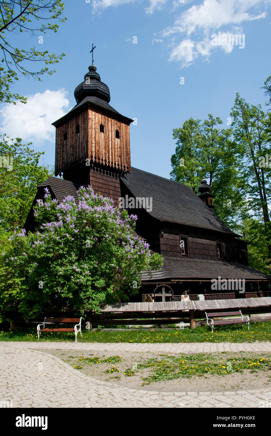 Un sol en bois l'église Sainte-Anne dans le musée en plein air de Valachie de l'architecture populaire, la petite ville en bois, Roznov pod Radhostem, Zlin region, Banque D'Images