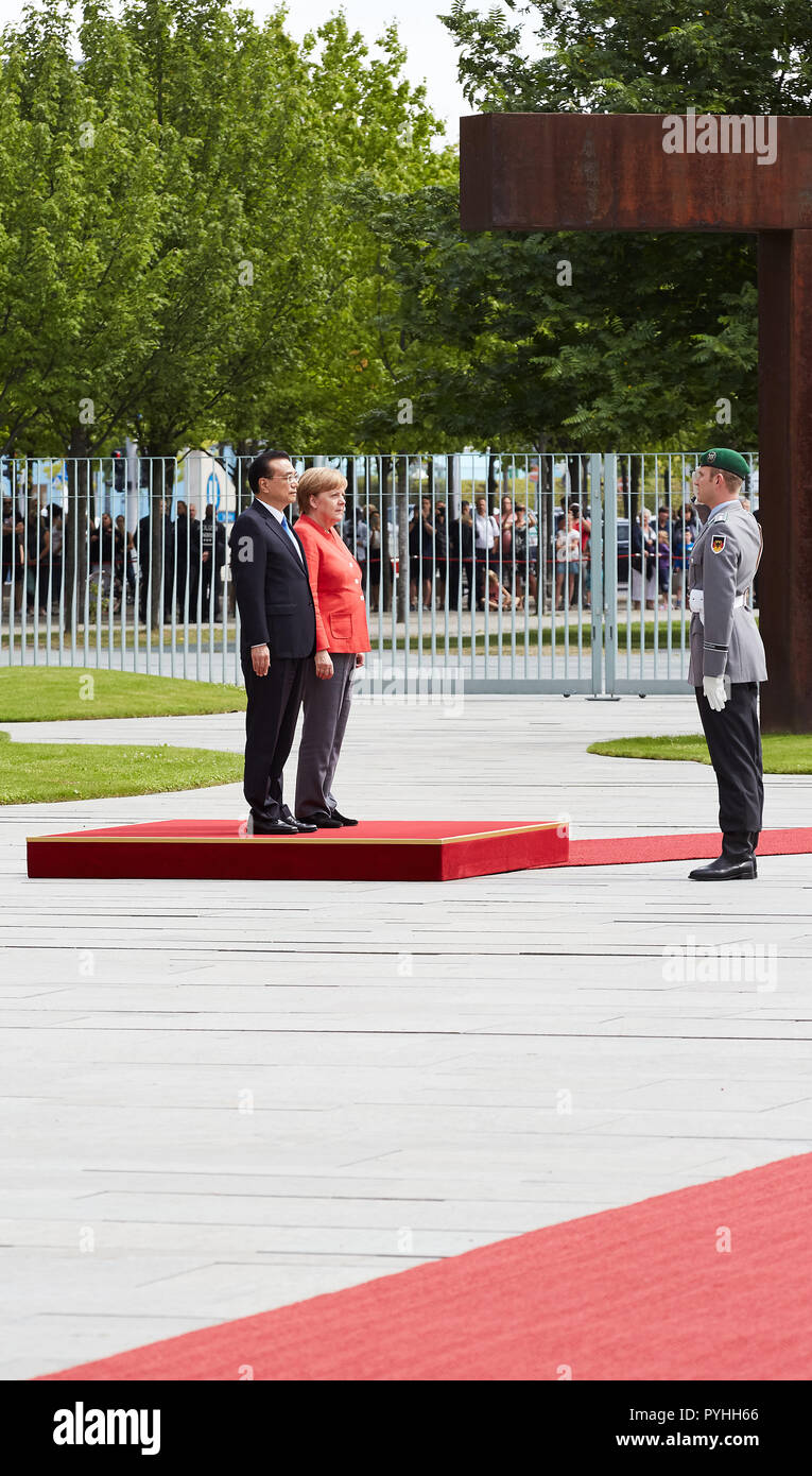 Berlin, Allemagne - La Chancelière allemande Angela Merkel reçoit le premier ministre chinois Li Keqiang avec honneurs militaires dans la cour de la Chancellerie fédérale d'honneur. Banque D'Images