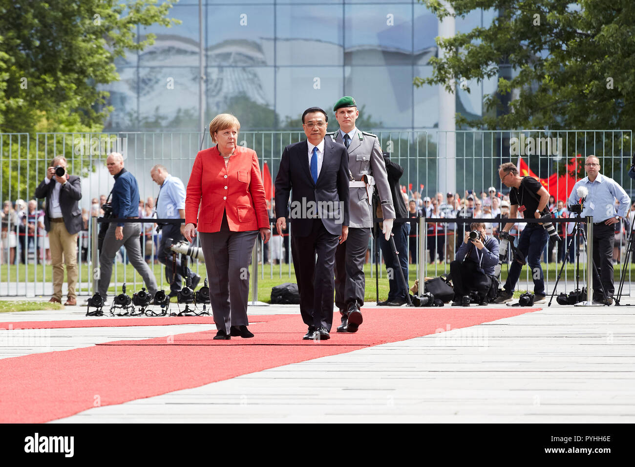 Berlin, Allemagne - La Chancelière allemande Angela Merkel reçoit le premier ministre chinois Li Keqiang avec honneurs militaires dans la cour de la Chancellerie fédérale d'honneur. Banque D'Images