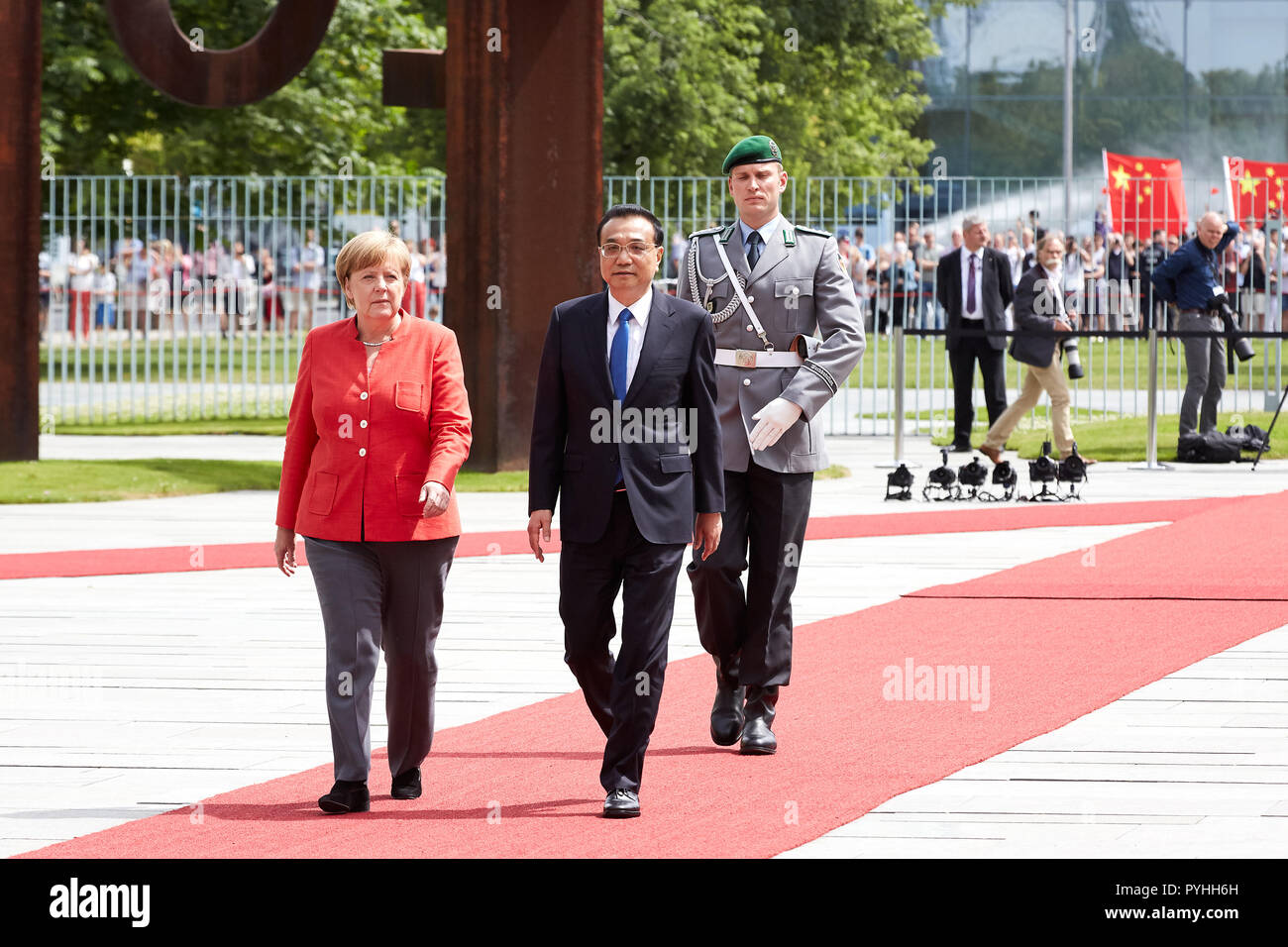 Berlin, Allemagne - La Chancelière allemande Angela Merkel reçoit le premier ministre chinois Li Keqiang avec honneurs militaires dans la cour de la Chancellerie fédérale d'honneur. Banque D'Images