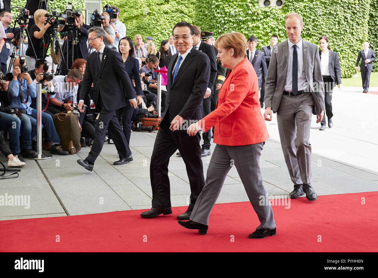 Berlin, Allemagne - La Chancelière allemande Angela Merkel et le Premier ministre chinois Li Keqiang quitter la Cour du Chancelier d'Honneur après avoir reçu les honneurs militaires. Banque D'Images