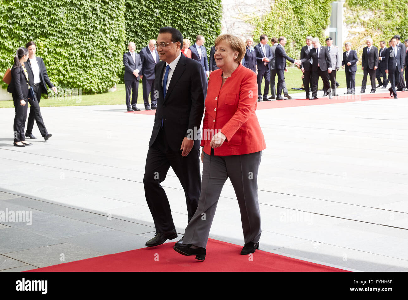 Berlin, Allemagne - La Chancelière allemande Angela Merkel et le Premier ministre chinois Li Keqiang quitter la Cour du Chancelier d'Honneur après avoir reçu les honneurs militaires. Banque D'Images