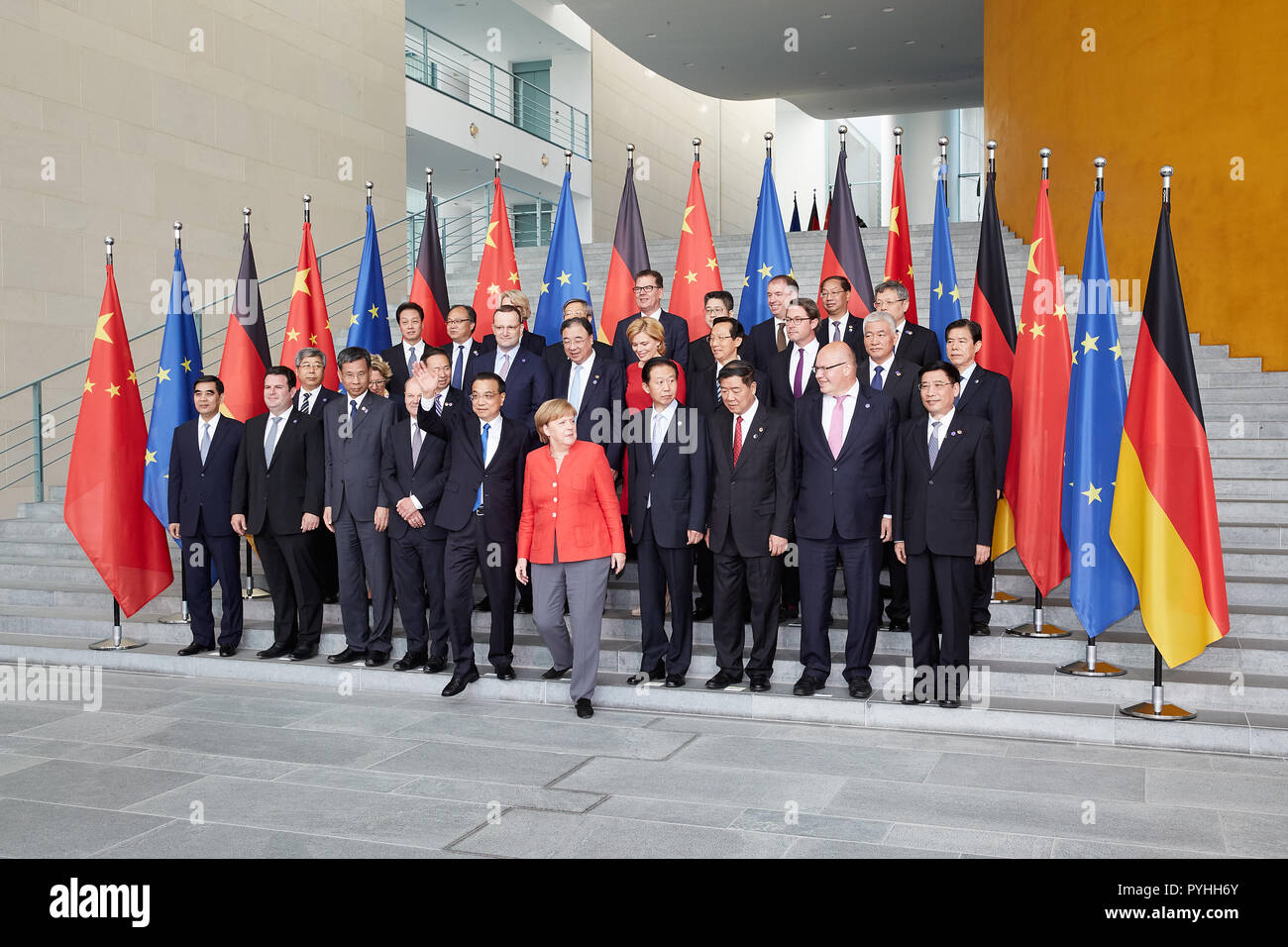 Berlin, Allemagne - La chancelière fédérale Angela Merkel et le Premier ministre chinois Li Keqiang en collaboration avec les délégations sino-allemande à la Chancellerie fédérale à la séance photos. Banque D'Images