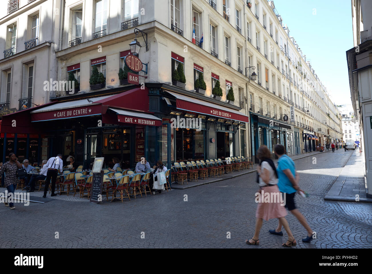 Paris, Ile-de-France, France - voir dans la rue Mandar dans le 2ème arrondissement de la rue, Montorguell avec le Café du Centre sur la gauche. Banque D'Images