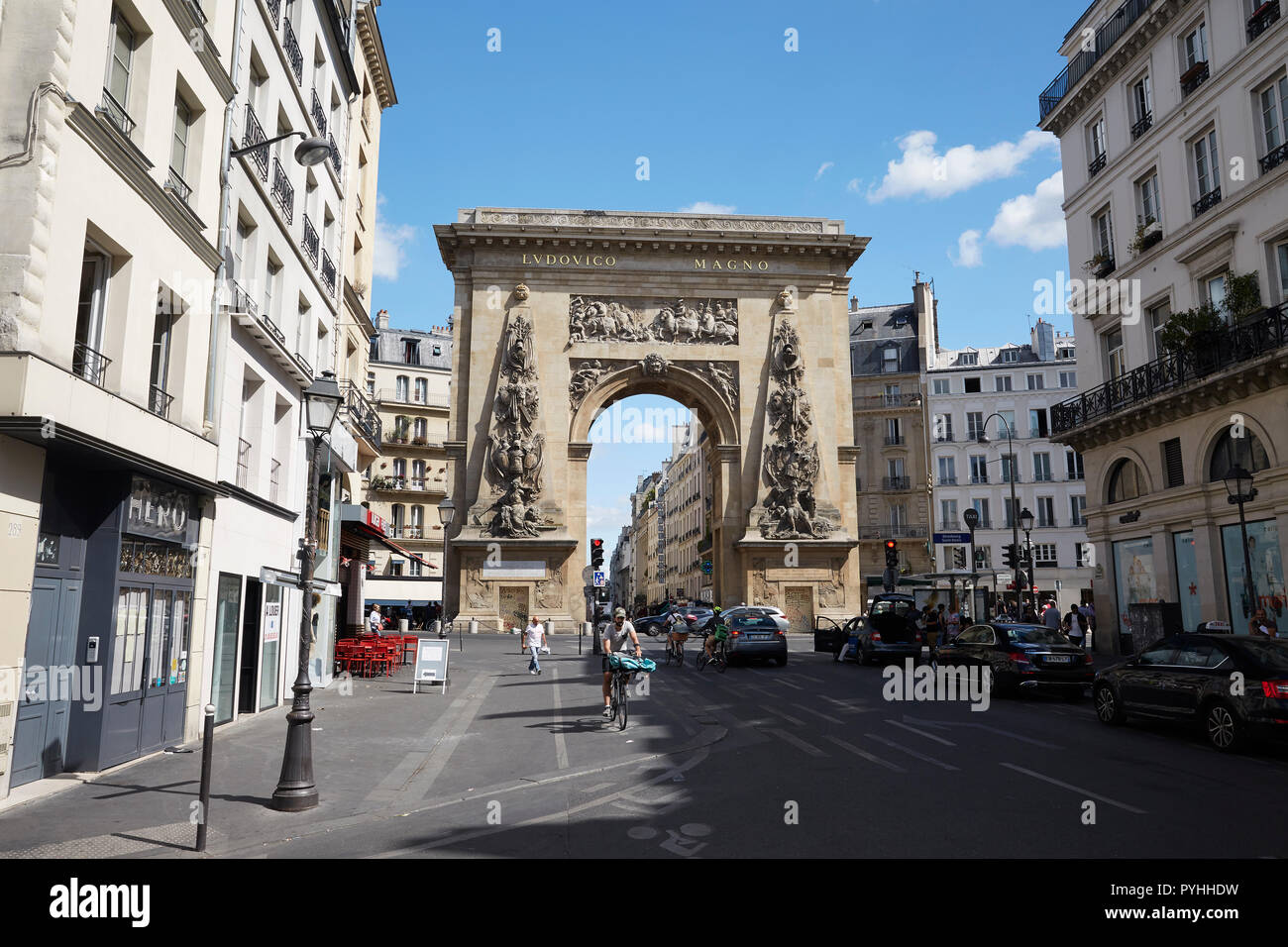 Paris, Ile-de-France, France - Vue depuis la Rue Saint-Denis dans le 10e arrondissement pour le monument Porte Saint-Denis, un monument situé sous la forme d'un arc de triomphe. Banque D'Images