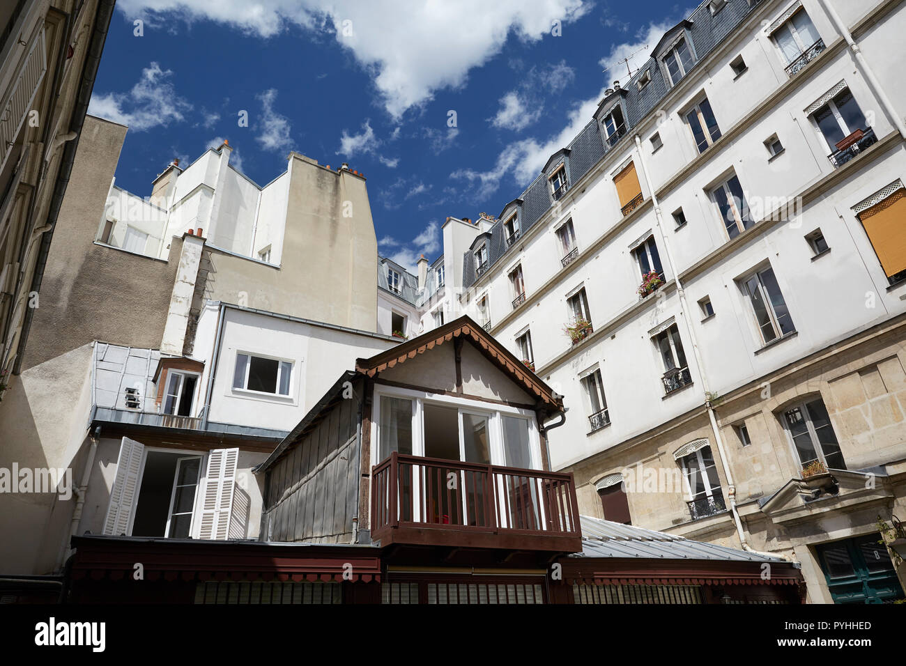 Paris, Ile-de-France, France - voir dans une zone densément construit dans l'arrière-cour rue des Francs Burgeois. Banque D'Images