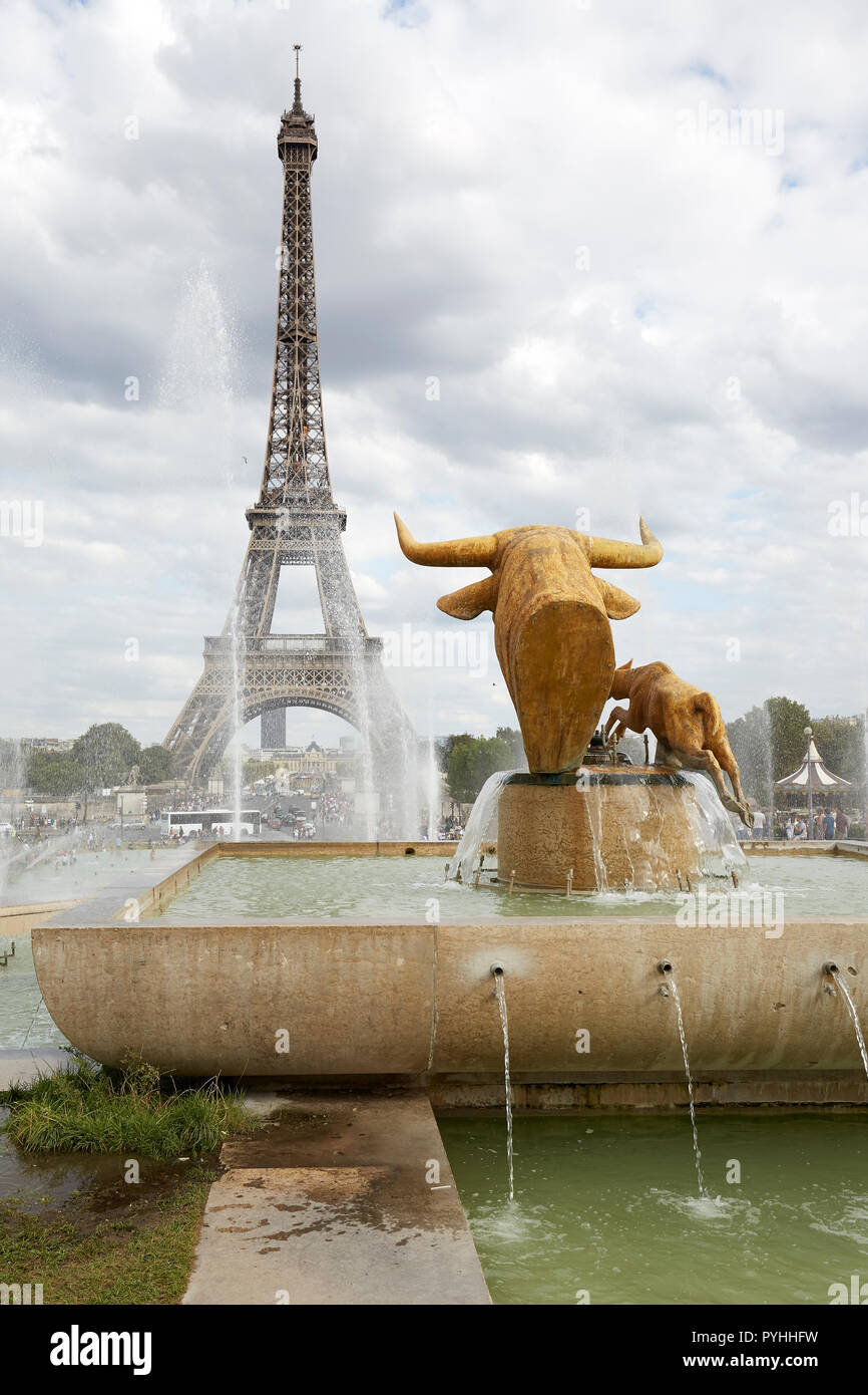 Paris, Ile-de-France, France - Vue de la fontaine dans les Jardins du Trocadéro à la Tour Eiffel, tour Eiffel, le principal monument de la capitale française. Banque D'Images