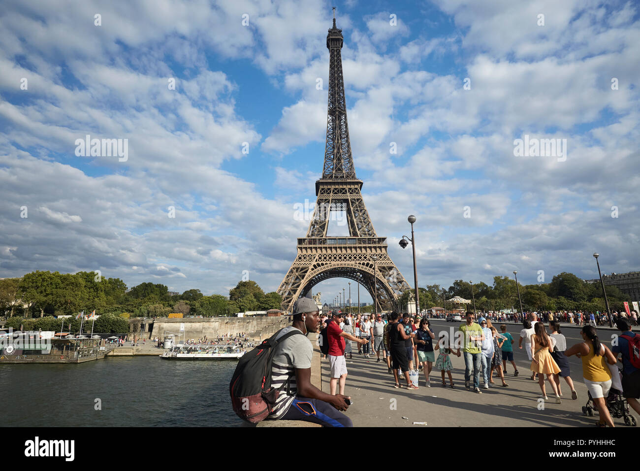 Paris, Ile-de-France, France - les passants sur le pont Pont d'Iéna, à l'arrière-plan la Tour Eiffel - le principal monument de la capitale française. Banque D'Images