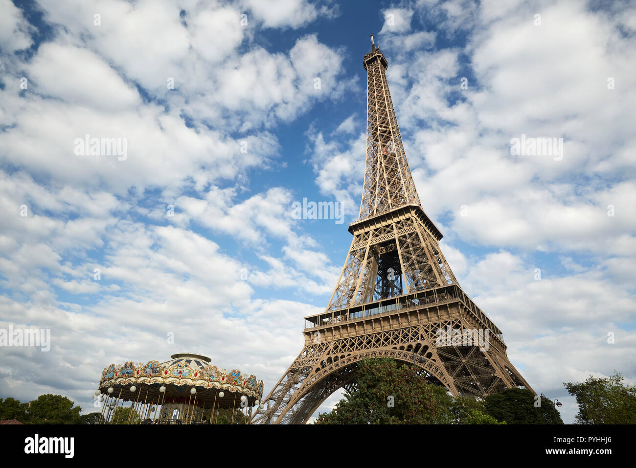 Paris, Ile-de-France, France - La Tour Eiffel - le principal monument de la capitale française. Banque D'Images