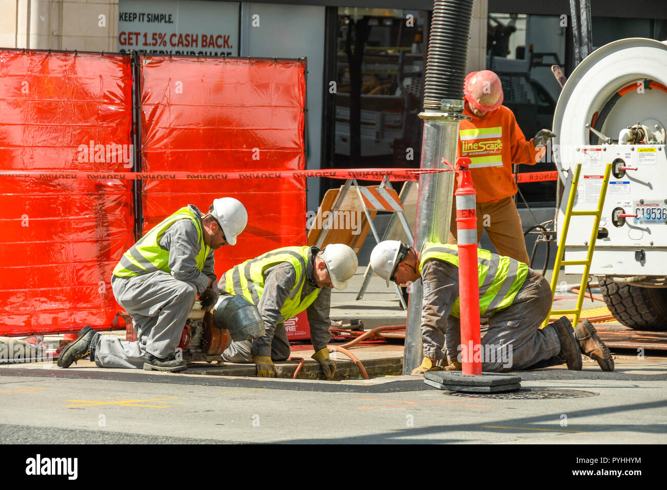 SEATTLE, Washington State, USA - Juin 2018 : Travaux routiers et la construction coopératives dans une rue de centre-ville de Seattle. Banque D'Images