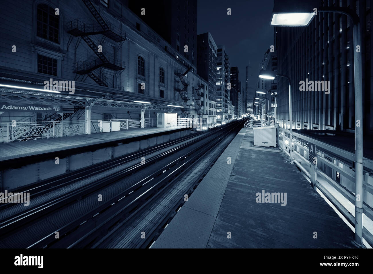 La ligne de train de Wabash Adams vers Chicago Loop à Chicago par nuit, noir et blanc. Banque D'Images