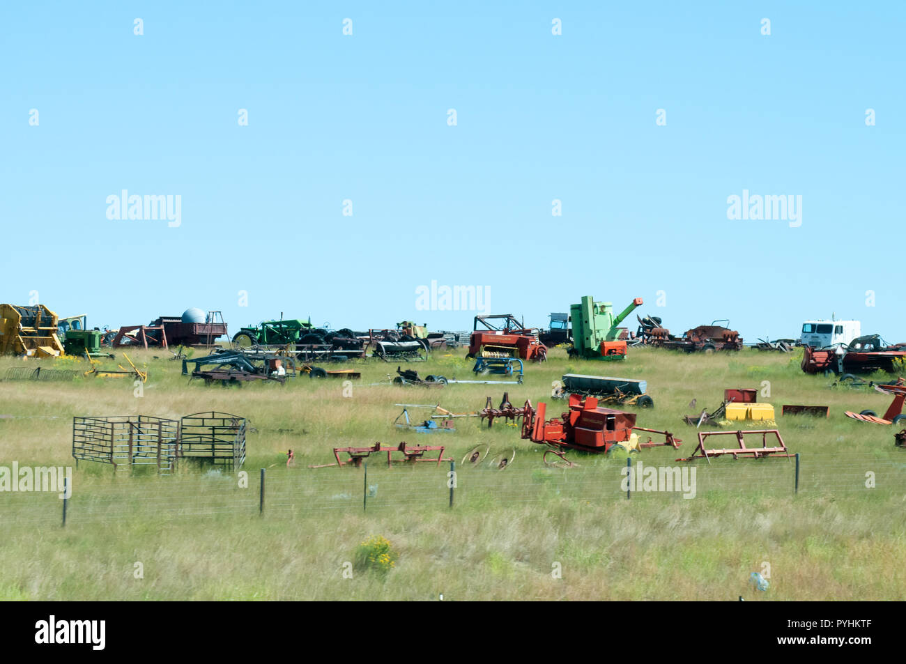 Une casse sur une colline remplie de vieux camions et pièces du tracteur. Banque D'Images