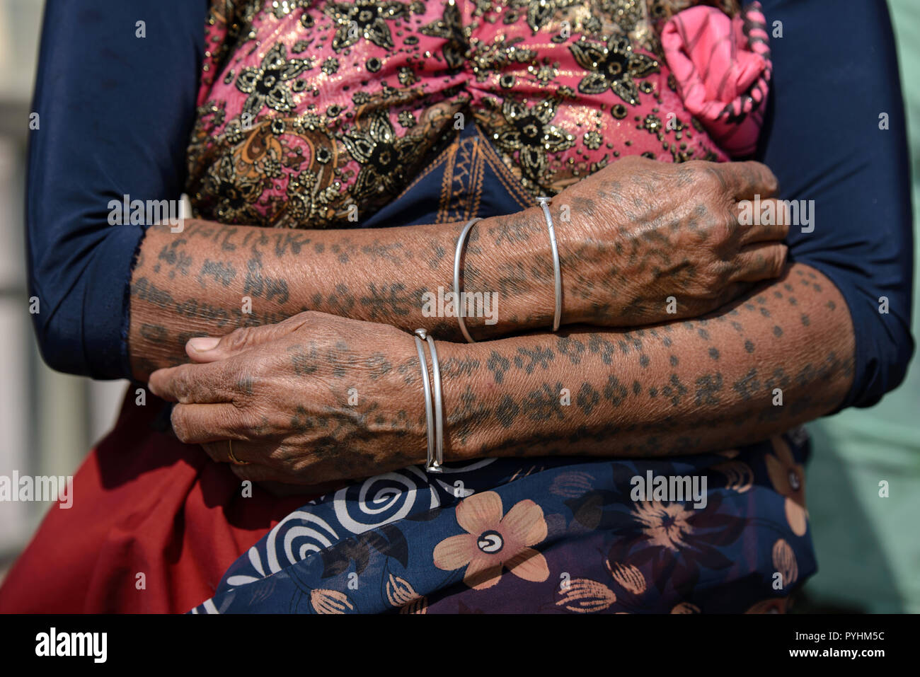 Tatouages traditionnels sur les mains d'une femme de Rabari Dwarka, Gujarat, Inde Banque D'Images