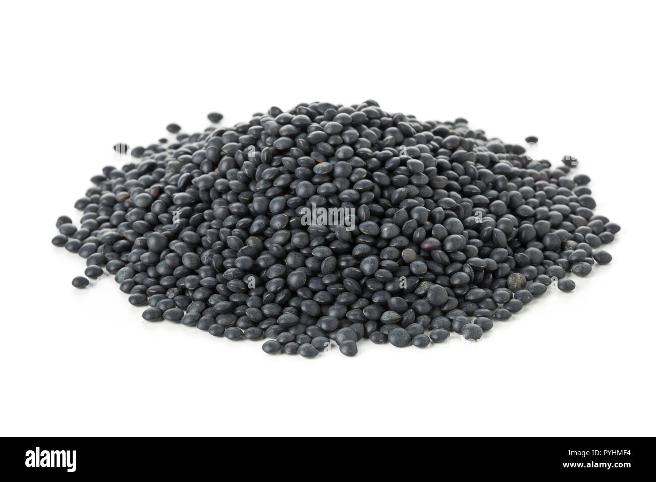 Tas de lentilles beluga bio noir sur fond blanc Banque D'Images
