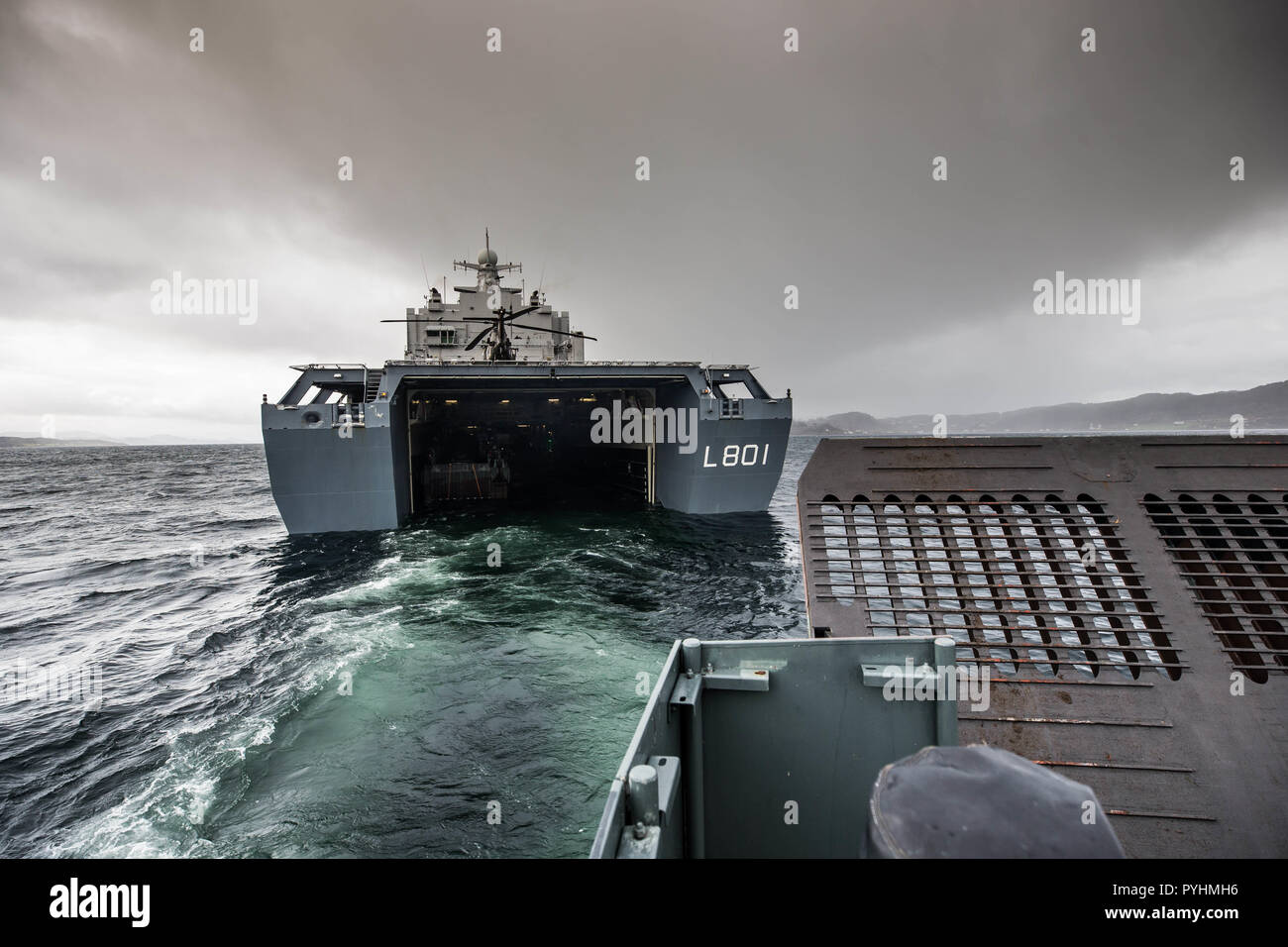 Un navire amphibie de la Marine royale néerlandaise HNLMS Karel Doorman se prépare à recevoir un bateau de débarquement dans l'équipage du navire welldeck lors des préparatifs de l'exercice Trident Stade 23 Octobre, 2018. Photo par Jan Dijkstra, Mediacentrum Defensie (MCD) Banque D'Images