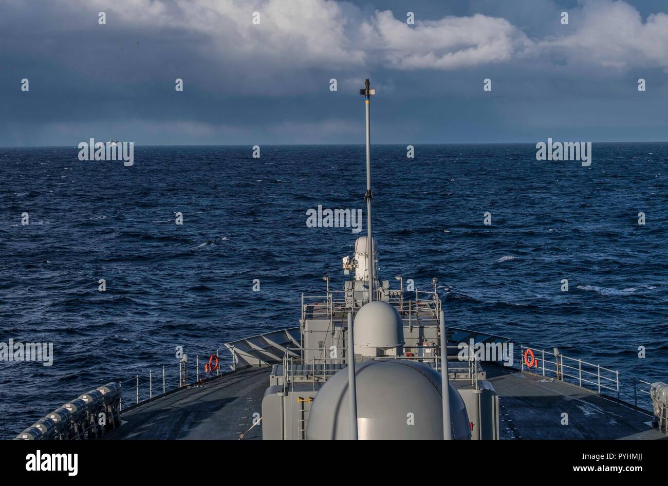 181027-N-KA046-0099 MER DU NORD (oct. 27, 2018) - Le navire de commandement et de contrôle USS Mount Whitney (LCC) transit 20 la mer du Nord comme la guêpe-classe d'assaut amphibie USS Iwo Jima (DG 7) procède à une reconstitution en cours avec fast-combat support ship USNS Leroy Grumman (T-AOE 195), 27 octobre, 2018. Le Mont Whitney, l'avant-déployé à Gaeta, Italie, est en cours afin de participer à l'exercice Trident multilatérales 18 Stade. (U.S. Photo par marine Spécialiste de la communication de masse 2e classe James R. Turner/libérés) Banque D'Images