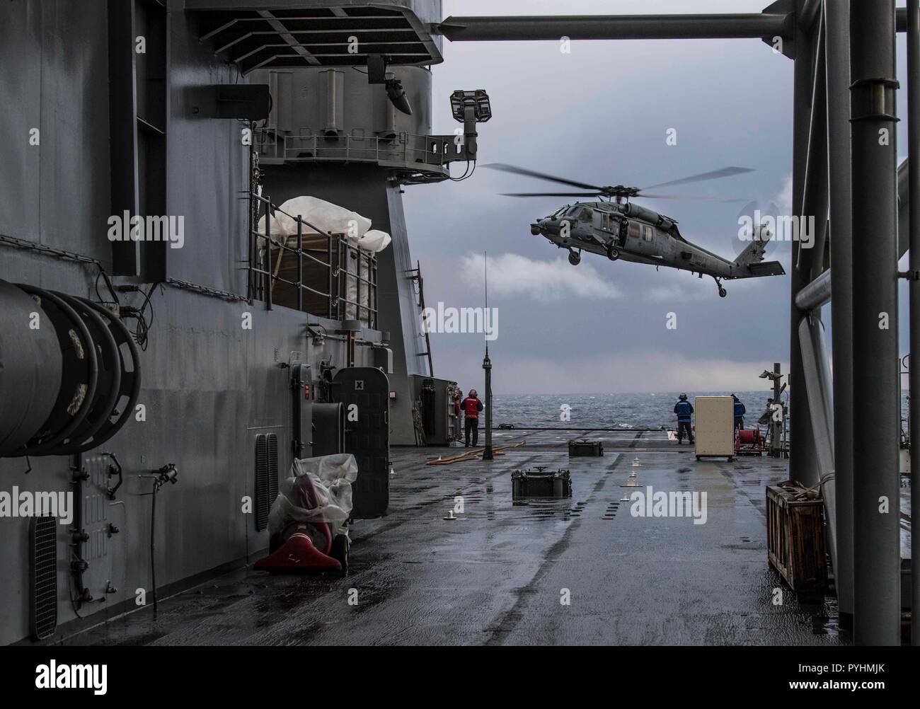 181027-N-KA046-0021 MER DU NORD (oct. 27, 2018) - Un MH-60S Seahawk, affecté à l'Escadron d'hélicoptères de combat de la mer (HSC), 28 Approches pour l'atterrissage à bord du navire de commandement et de contrôle USS Mount Whitney (LCC) 20, 27 octobre, 2018. Le Mont Whitney, l'avant-déployé à Gaeta, Italie, est en cours afin de participer à l'exercice Trident multilatérales 18 Stade. (U.S. Photo par marine Spécialiste de la communication de masse 2e classe James R. Turner/libérés) Banque D'Images