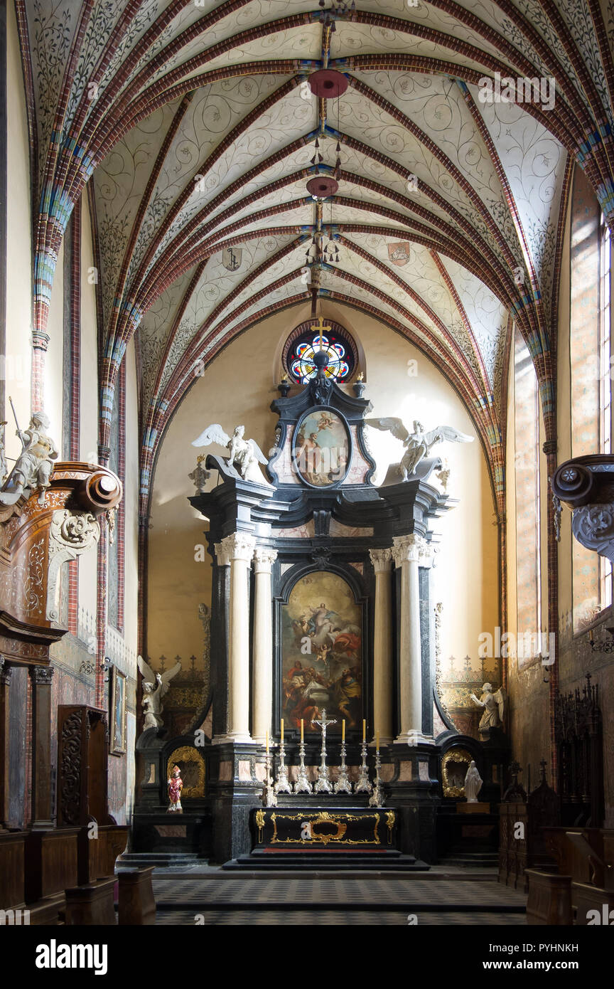 Maître-Autel, Crucifix, chapeaux et galeri tiara papale à consigner vos bagages gothique basilique de l'Assomption de la Sainte Vierge Marie et saint Andrew, de Banque D'Images