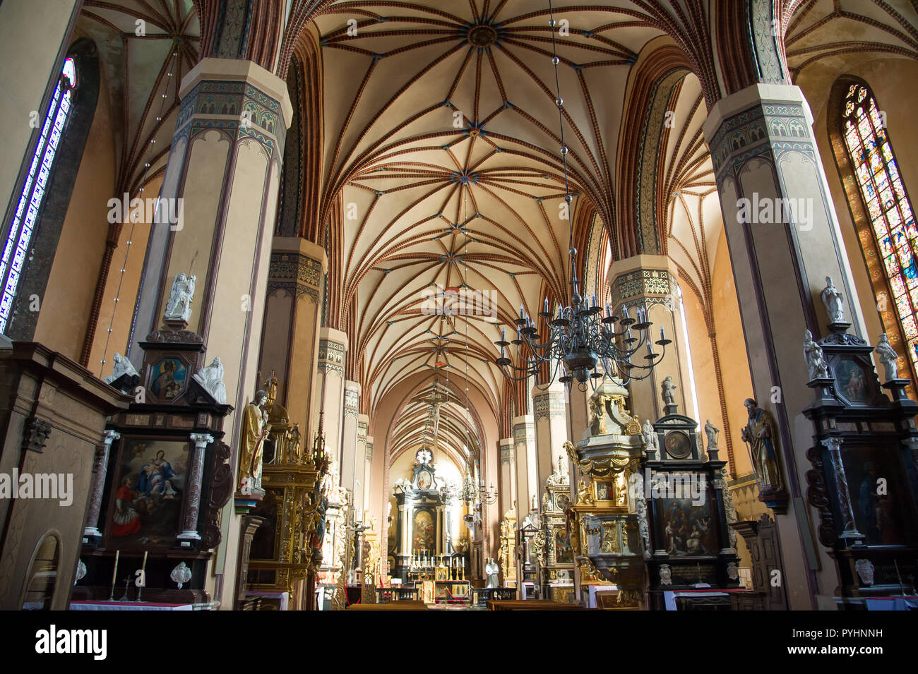 Maître-Autel, Crucifix, chapeaux et galeri tiara papale à consigner vos bagages gothique basilique de l'Assomption de la Sainte Vierge Marie et saint Andrew, de Banque D'Images