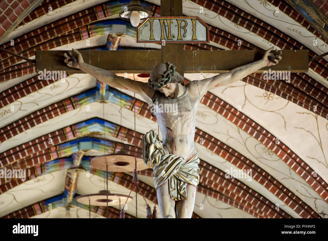 Crucifix et galeri chapeaux à consigner vos bagages gothique basilique de l'Assomption de la Sainte Vierge Marie et saint Andrew, la cathédrale de Frombork, sur Cathed Banque D'Images