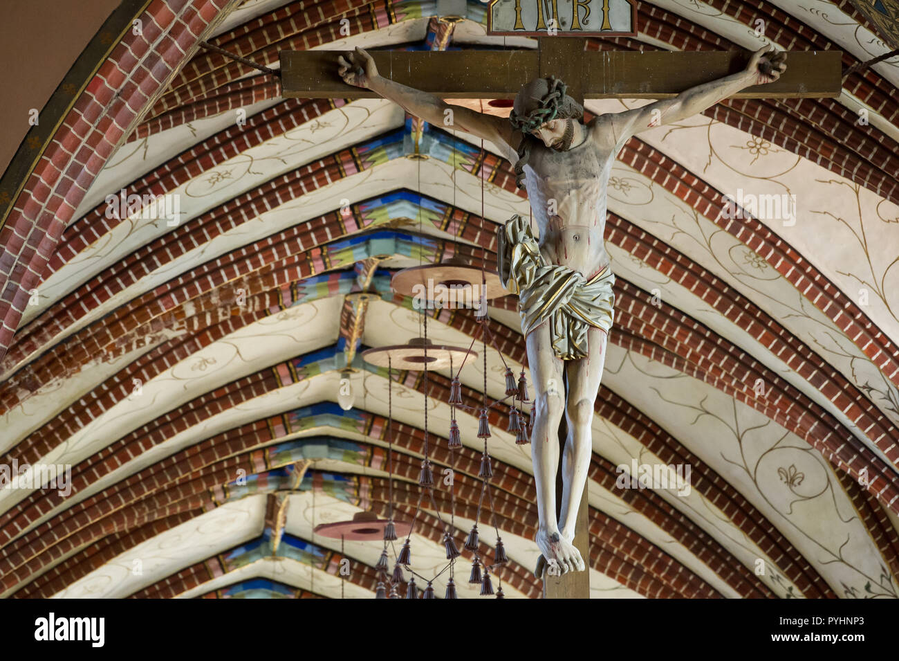 Crucifix et galeri chapeaux à consigner vos bagages gothique basilique de l'Assomption de la Sainte Vierge Marie et saint Andrew, la cathédrale de Frombork, sur Cathed Banque D'Images