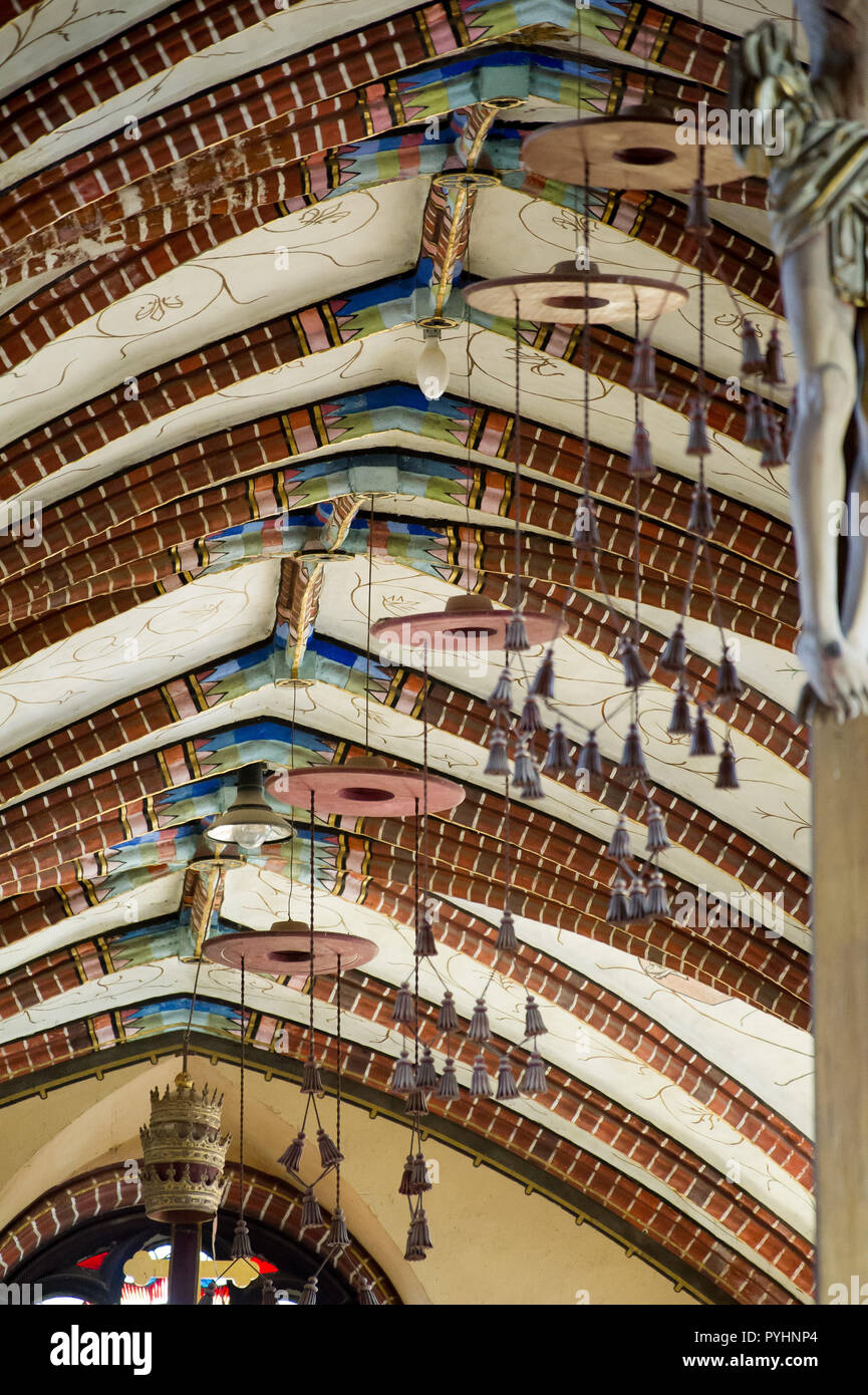 Crucifix, chapeaux et galeri tiara papale à consigner vos bagages gothique basilique de l'Assomption de la Sainte Vierge Marie et saint Andrew, Frombork Cathedr Banque D'Images