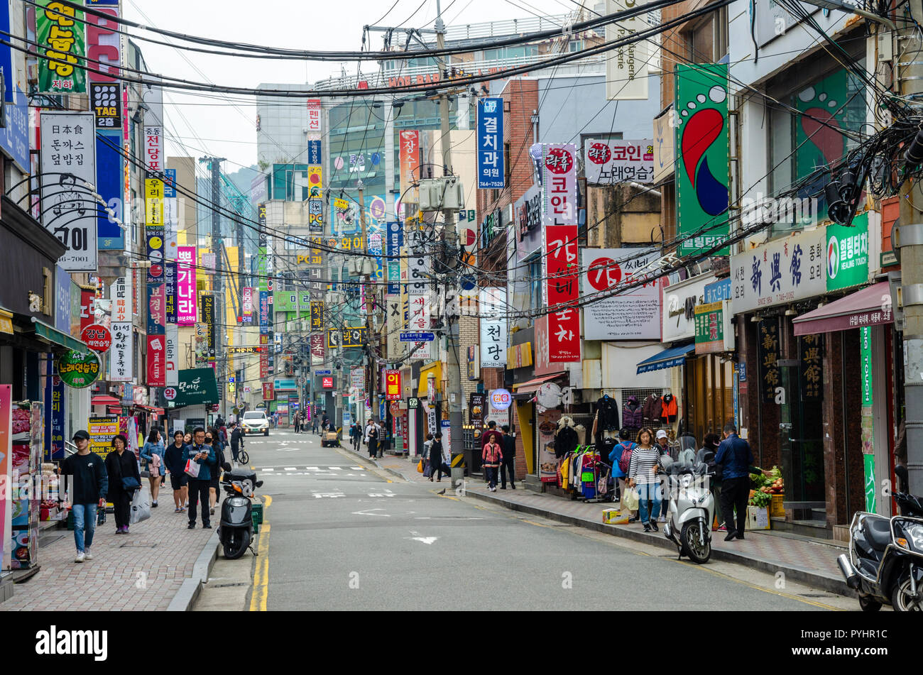 Une rue avec de nombreuses boutiques de Haeundae, Busan, Corée du Sud. Câbles électriques aériens sillonnent la rue. Banque D'Images