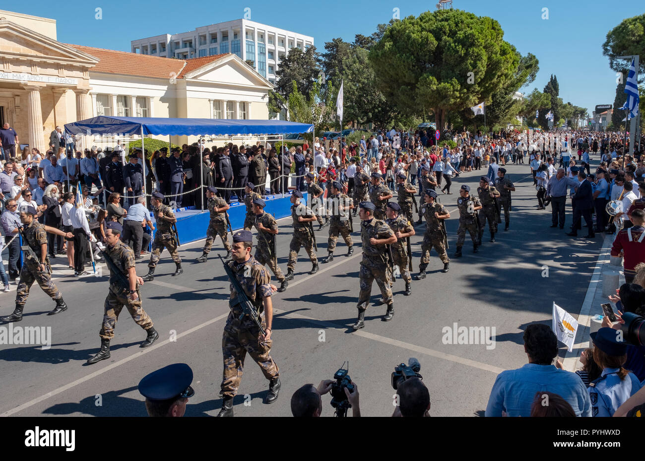 28/10/18 : Chypre : soldats chypriotes défilé pour commémorer Otchi Jour en centre de Paphos, Chypre. Banque D'Images