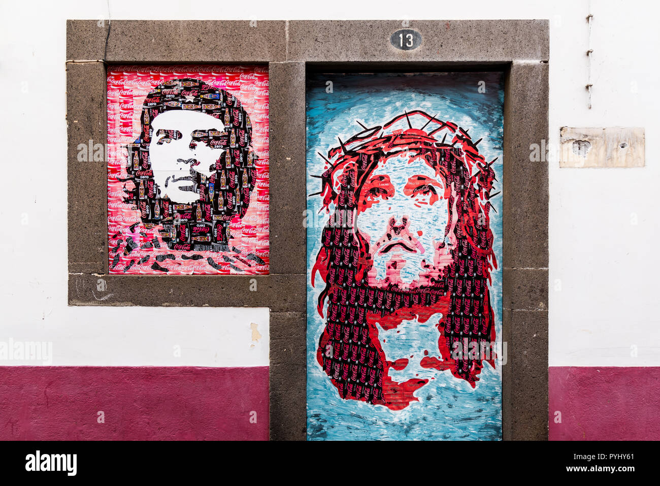 Peintures murales sur un bâtiment à Camara de Lobos, Madère. Fait de boîtes de boissons coupées Jésus et Che Guevara Banque D'Images