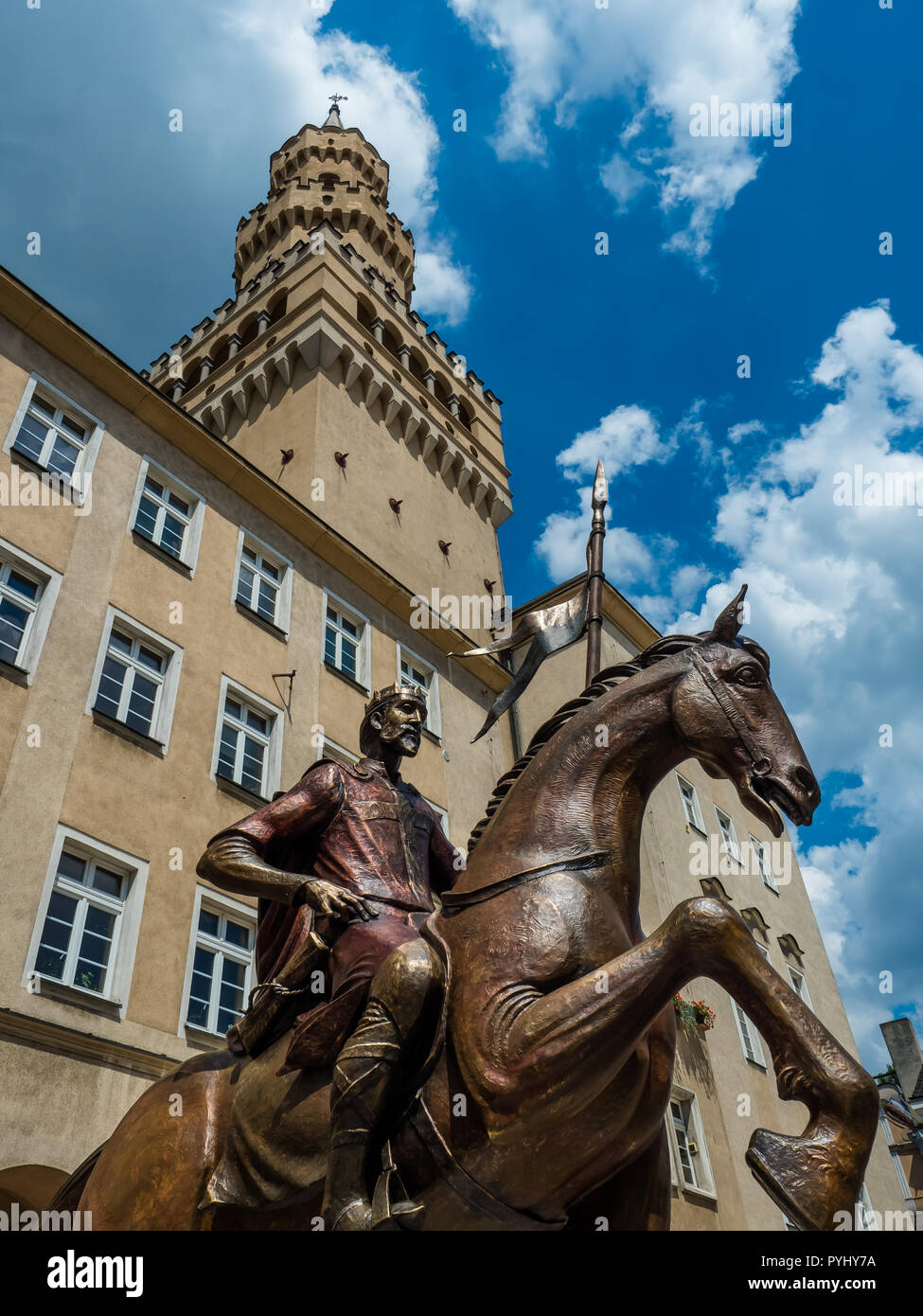 Statue du Prince Kazimierz I Opolski contre l'arrière-plan de la Tour de ville à Opole. Une tour sur le modèle du Palazzo Vecchio à Florence Banque D'Images