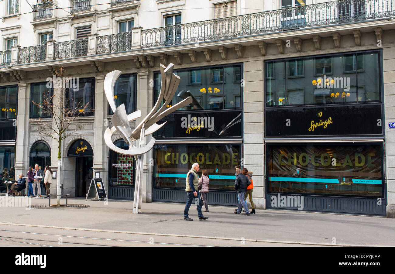 Zurich, Suisse - Mars 2017 : les gens marcher en face de confiserie Sprüngli, une confiserie de luxe suisse chocolat shop fabricant fondée en Banque D'Images