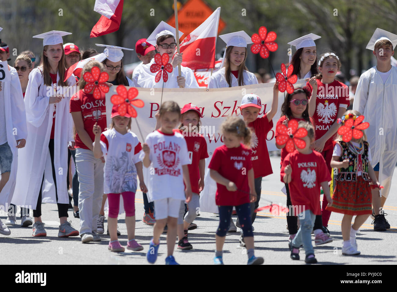 Chicago, Illinois, USA - 5 mai 2018 : La Constitution polonaise Day Parade, polonais célèbre agitant drapeaux polonais pendant la parade Banque D'Images